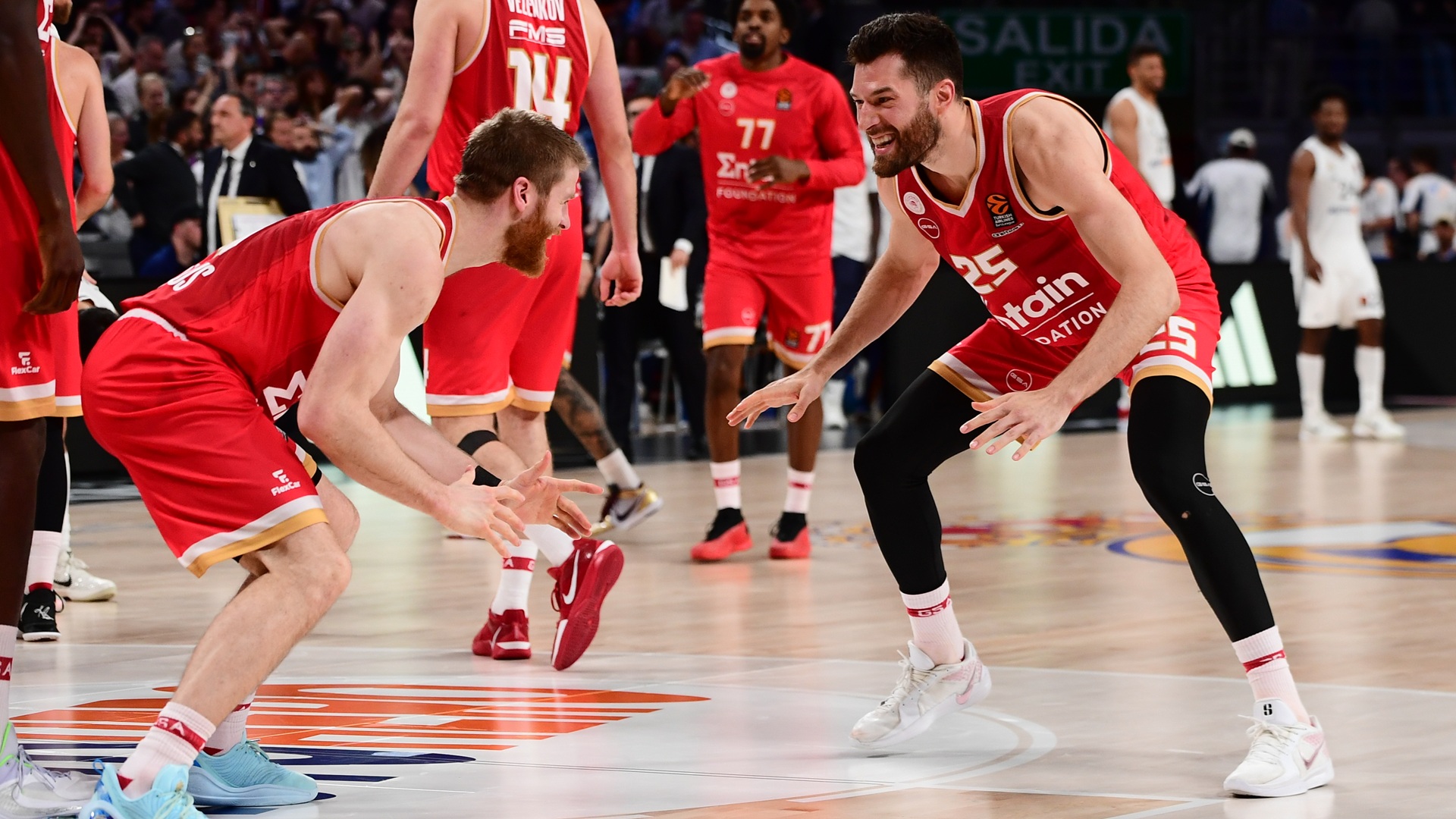 Peters, Lee and Larentzakis on OlympiacosBC TV about the Final Four qualification (vid)