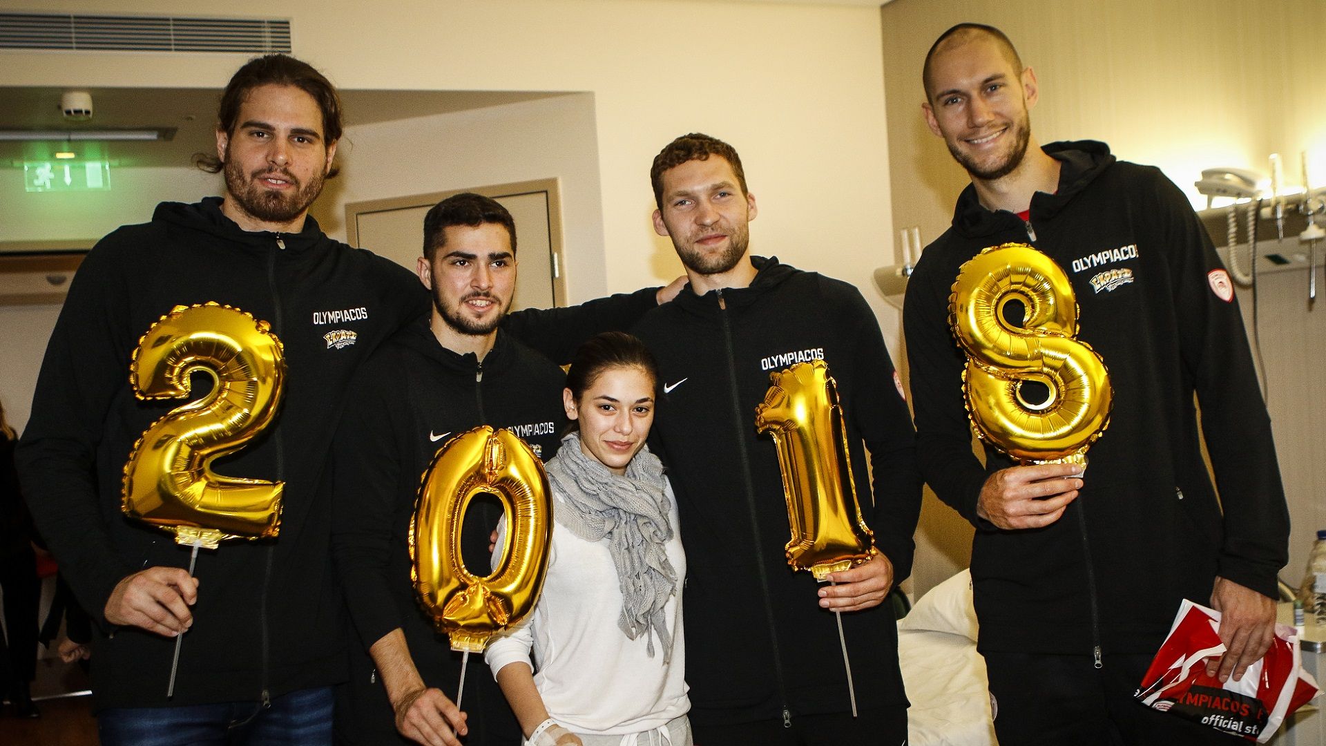 Οι "ερυθρόλευκοι" μοίρασαν δώρα και χαμόγελα! (pics+vid)