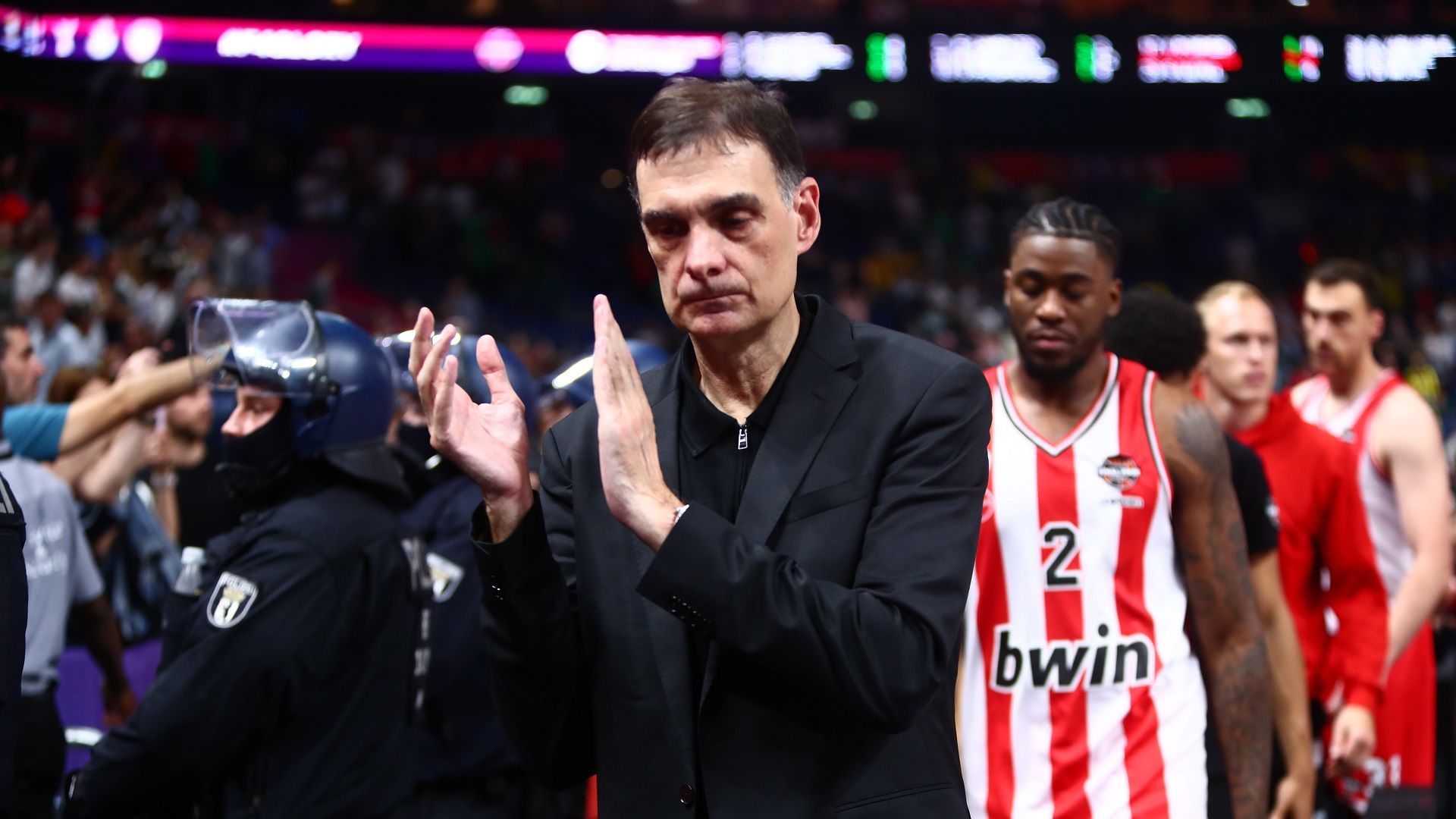 Bartzokas salutes the fans and his players (vid)