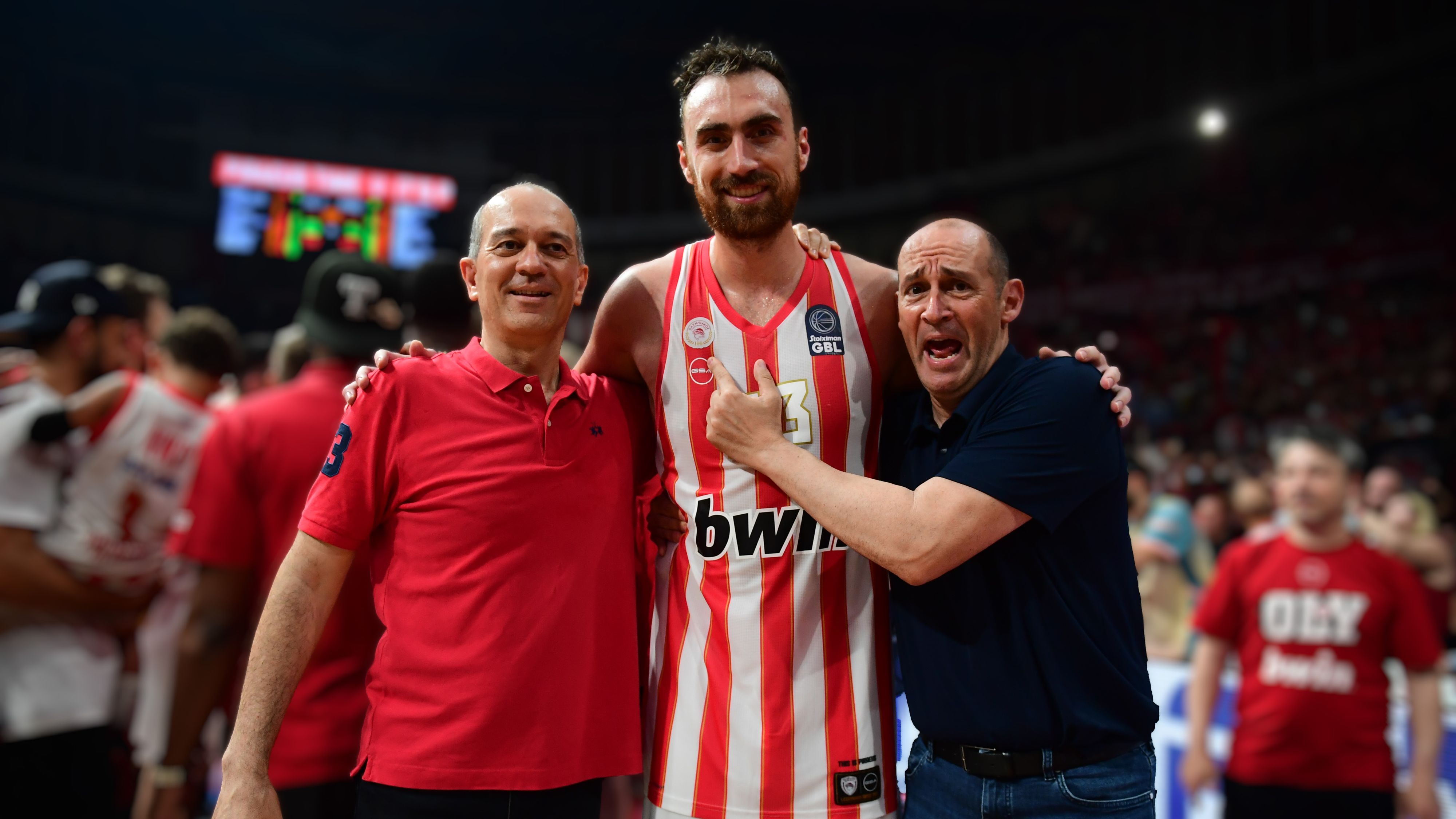 'Milu' anchors in Piraeus!