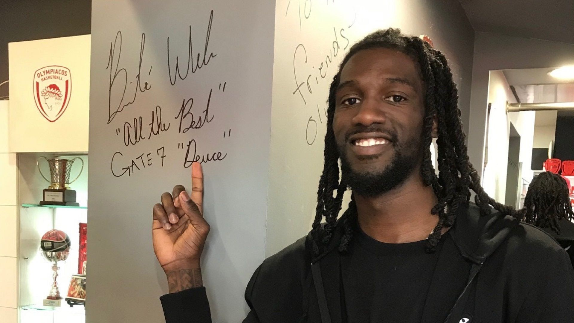 Τα «ερυθρόλευκα» ψώνια του Γουέμπερ (pics)