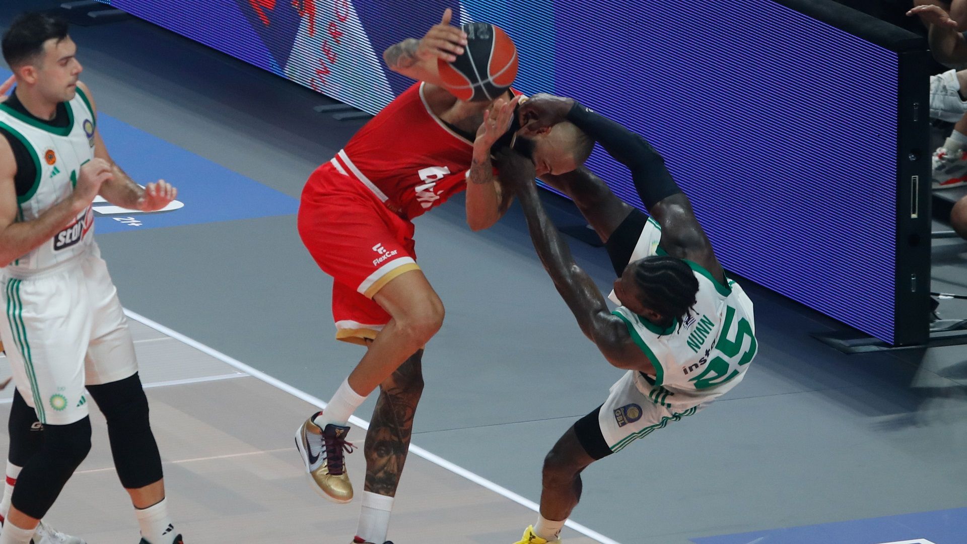 Το «βρόμικο» παιχνίδι του Κέντρικ Ναν (Video – Photos)