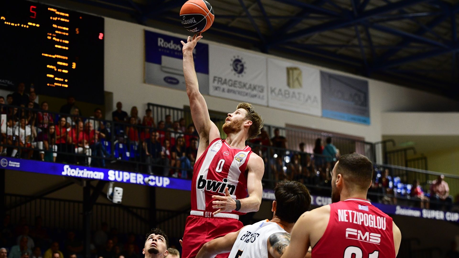 Στον Πειραιά ο πρώτος τίτλος της σεζόν