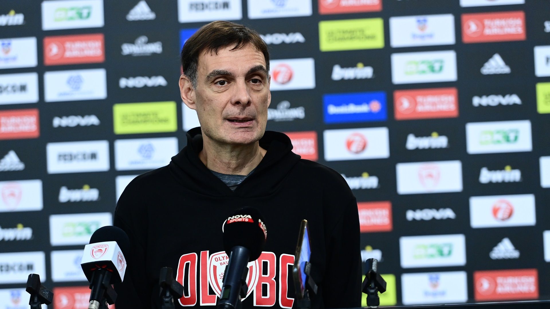 Μπαρτζώκας: «Περιμένουμε δύσκολο ματς με την Άλμπα» (vid)