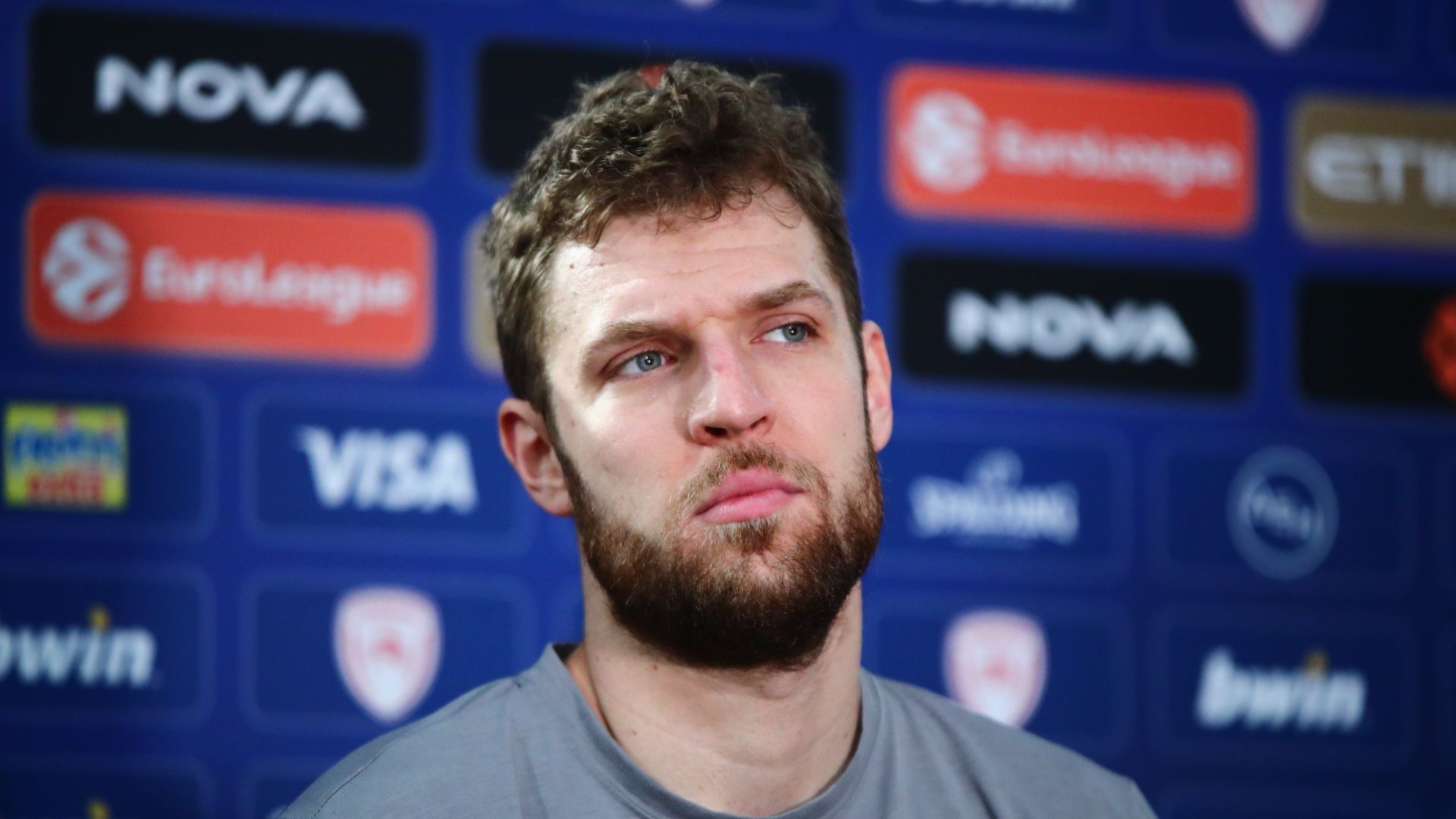 Βεζενκοφ: «Μαζί με τον κόσμο μας να κάνουμε ένα βήμα ακόμα» (Vid)