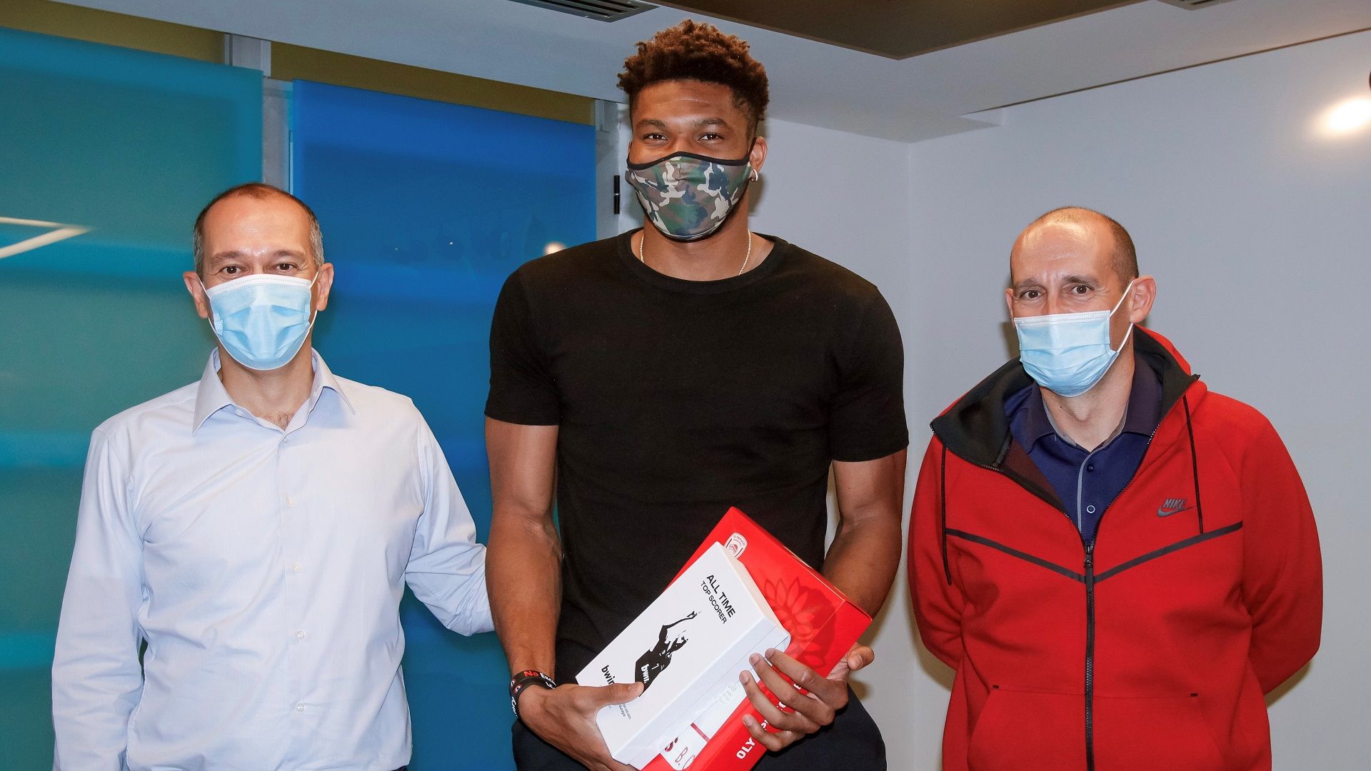 Οι ευχές των Αγγελόπουλων στον Γιάννη