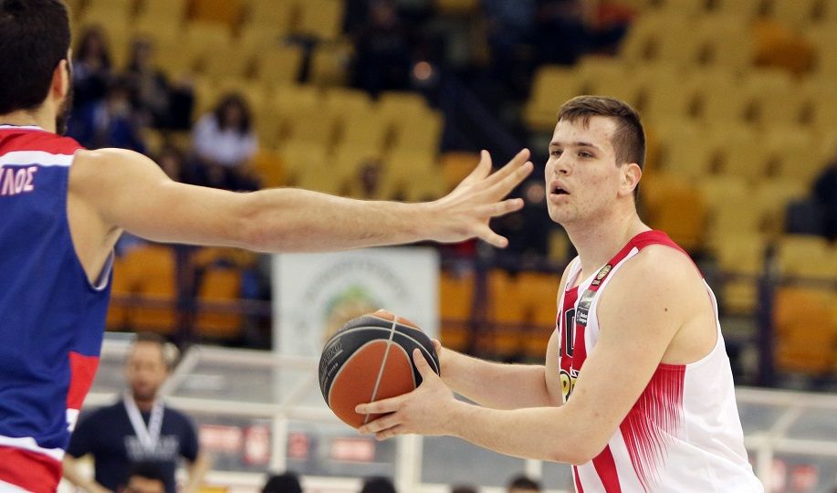 Κοιτάζει μπροστά