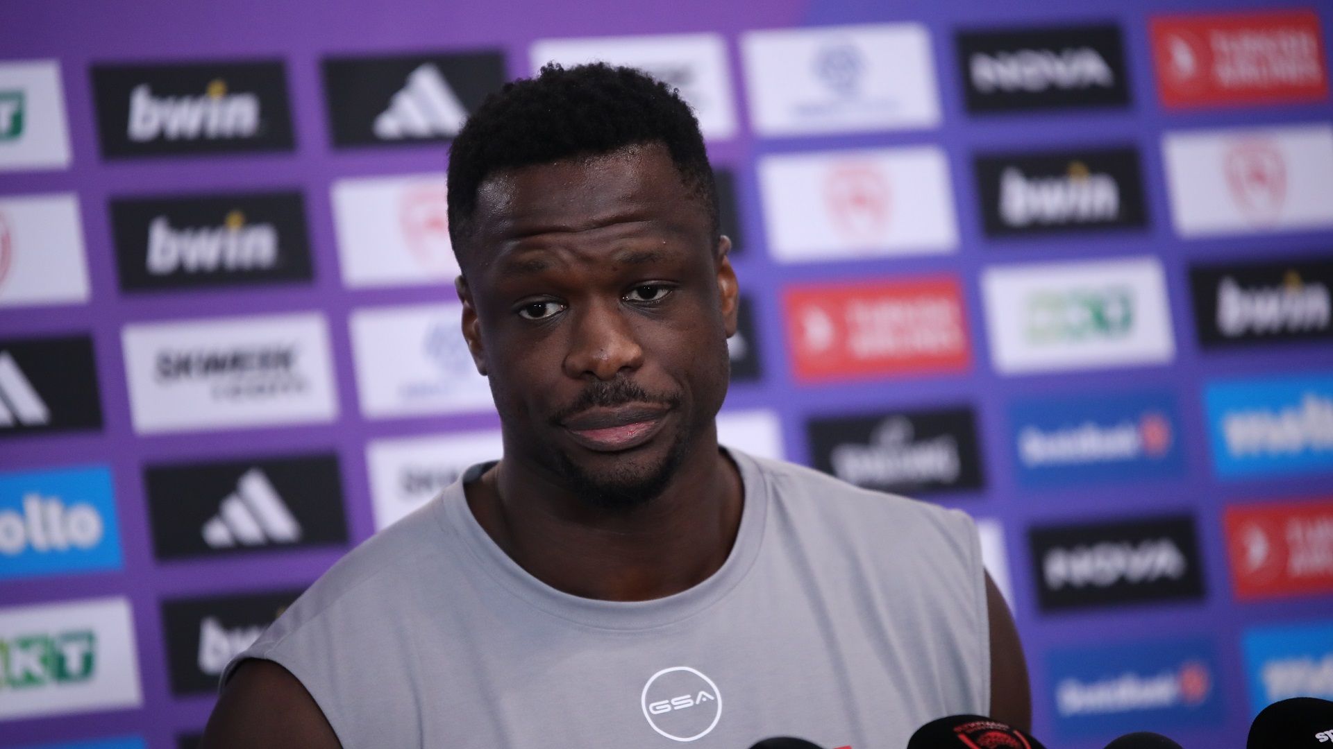 Φαλ: «Πρέπει να είμαστε έτοιμοι να παλέψουμε» (vid)