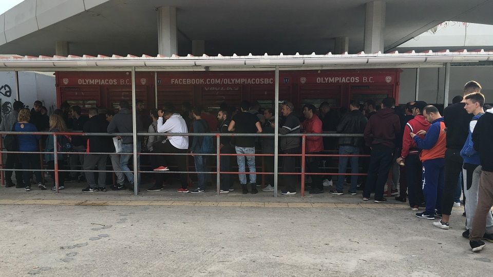 «Ερυθρόλευκη» τρέλα για ένα εισιτήριο