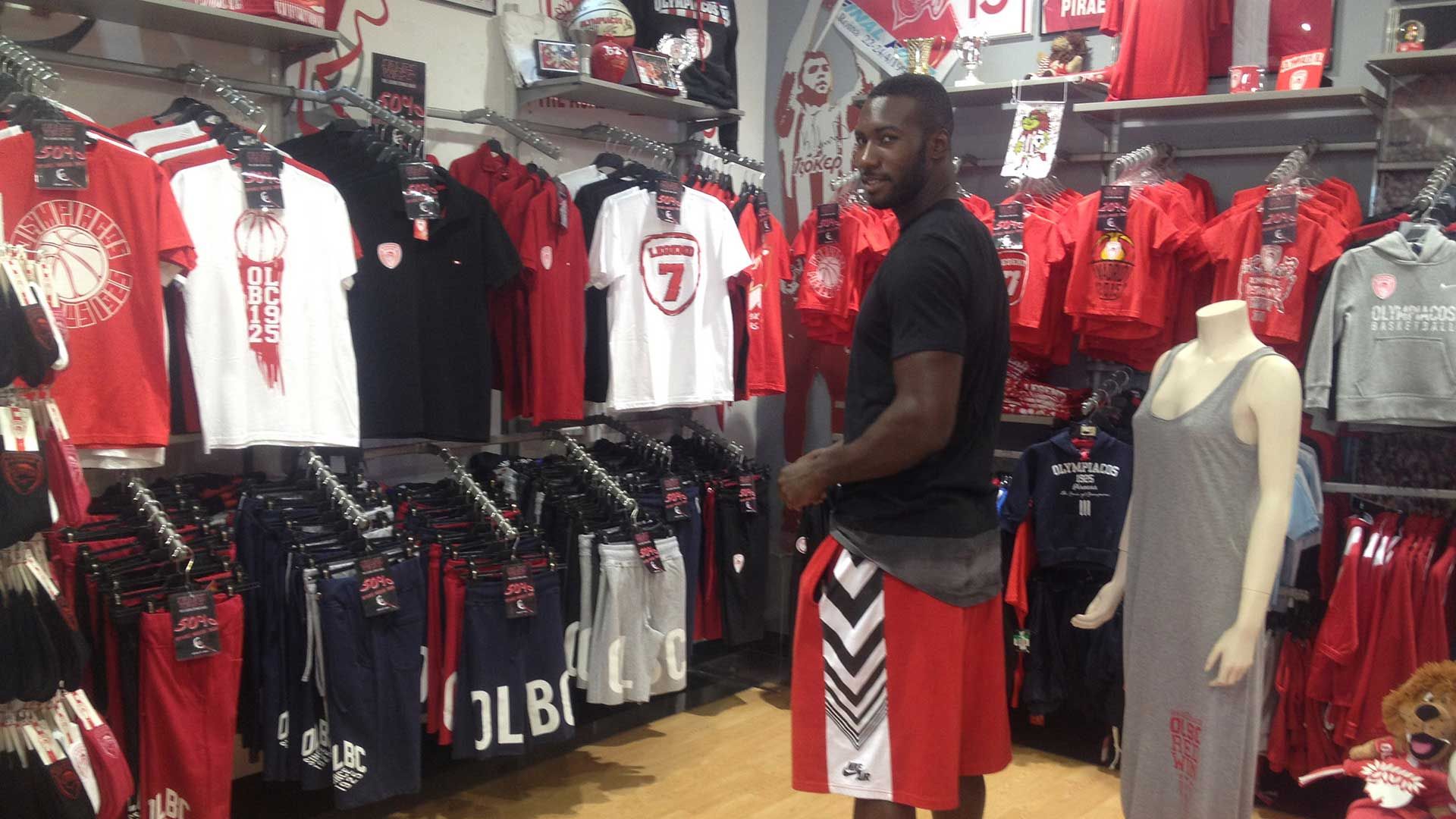 Επίσκεψη Γιανγκ στο Official Olympiacos Bc Store