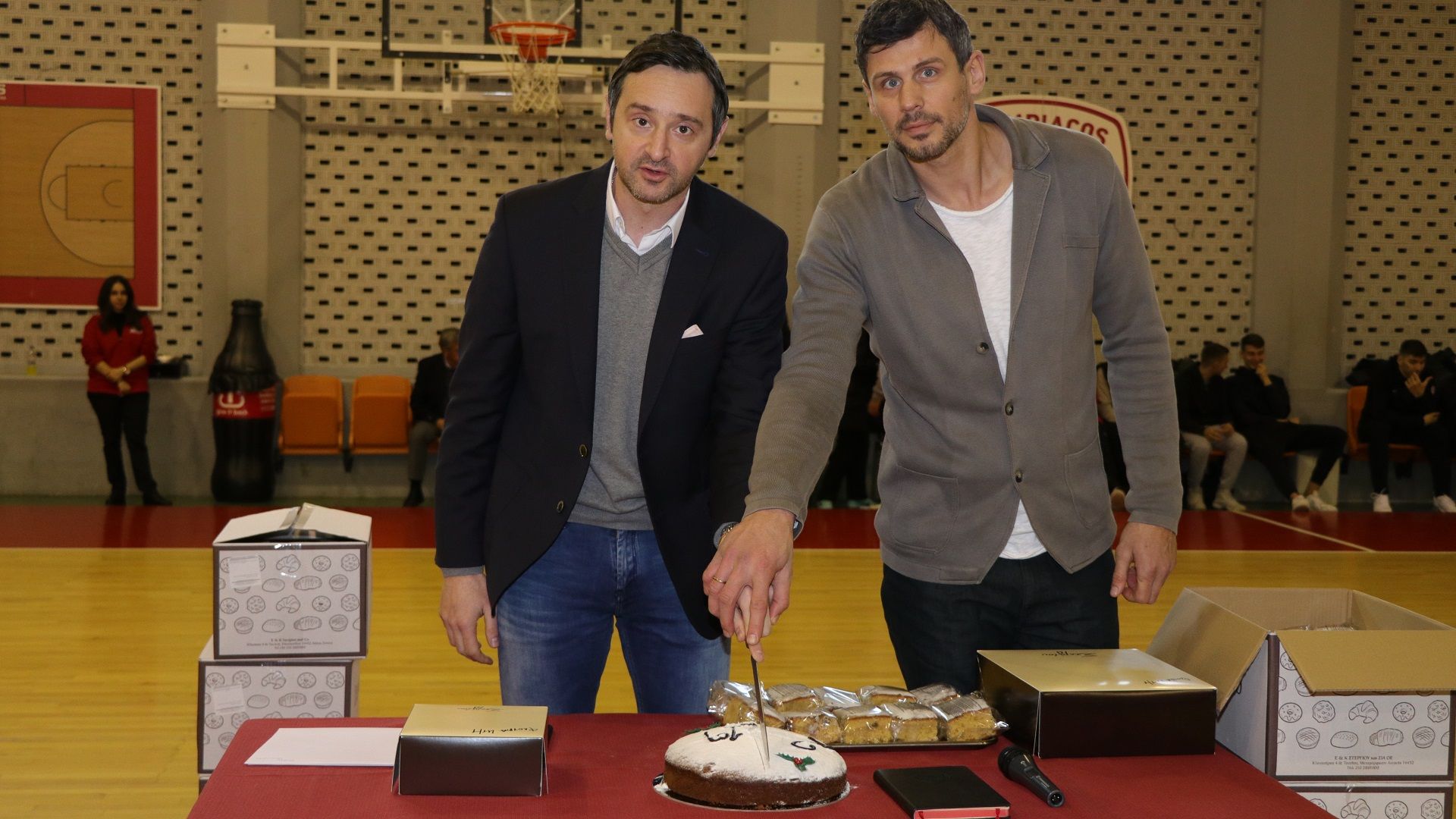 OlympiacosBC The Academy: H κοπή της πίτας (pics + vid)