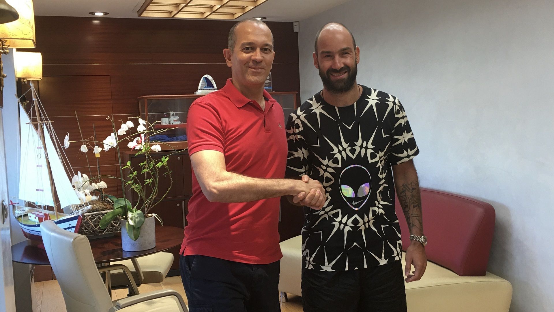 Ο Βασιλιάς παρέμεινε στον Θρόνο του!