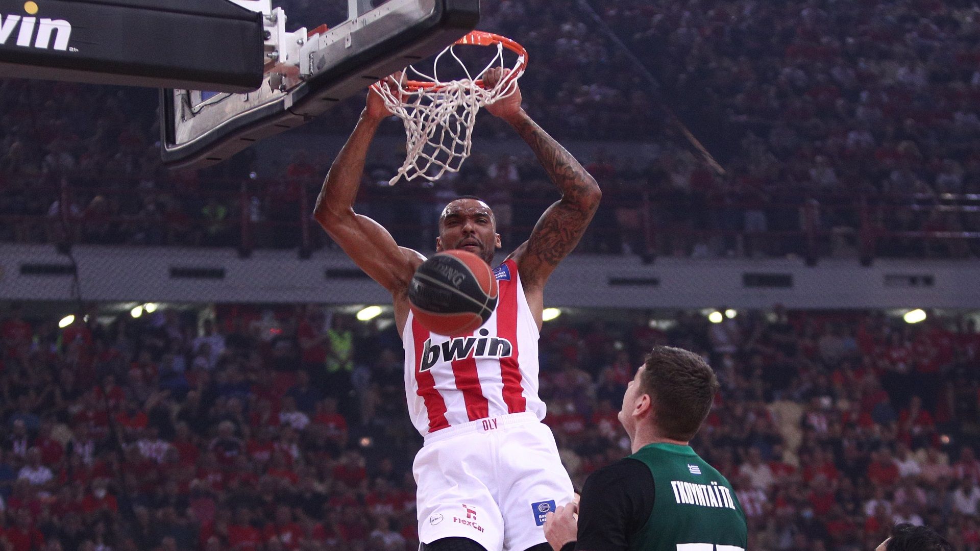 Olympiacos comfortably ups the lead to 2-1!